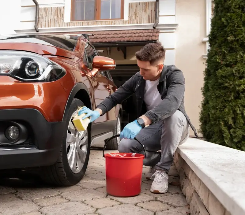Lavage auto à domicile Ravilloles : professionnel intervenant sur un véhicule